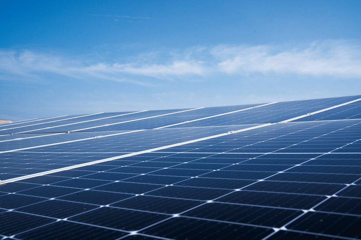 Entretien des panneaux solaires : nettoyage, neige, faut-il un contrat ?