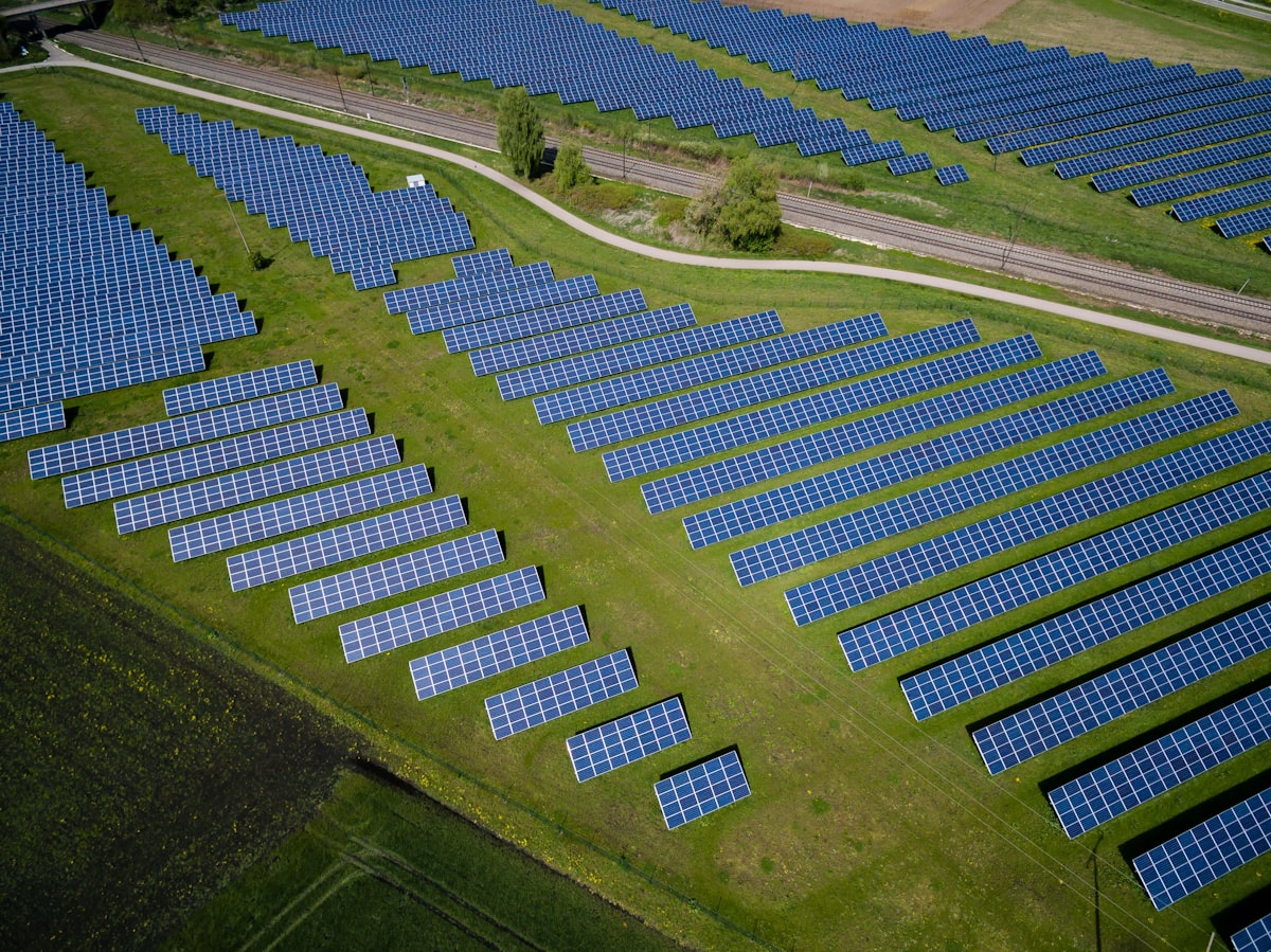 Orientation et inclinaison du toit : quel impact réel sur la production solaire ?