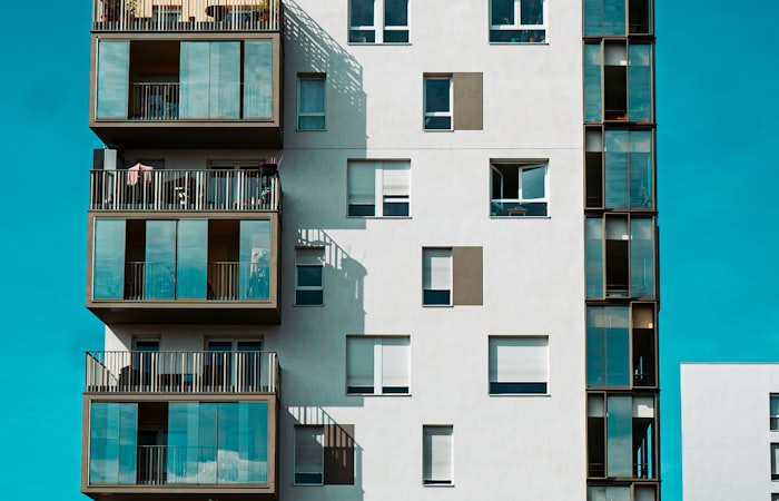 Panneaux solaires en appartement et copropriété : ce qui est possible en 2026